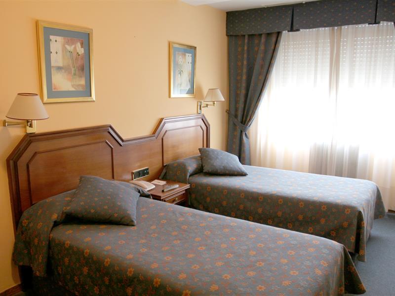 Hotel Universal Σαντιάγο ντε Κομποστέλα Δωμάτιο φωτογραφία